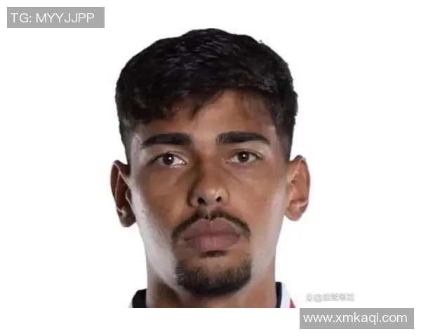 足球场上的魅力之星黑人球员帅哥风采尽显引领时尚潮流