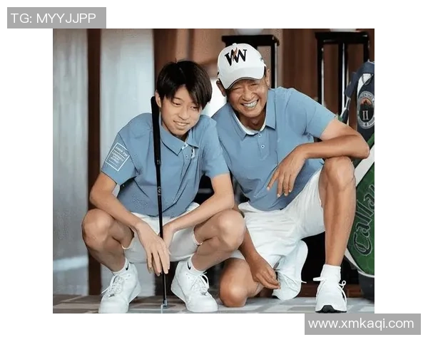 足球巨星场下温情时刻逗儿子欢笑展现父爱魅力 足球巨星场下温情时刻逗儿子欢笑展现父爱魅力